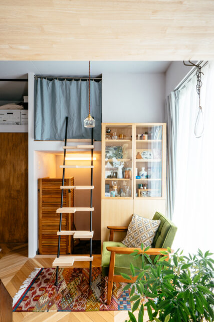 寝室の一角には、チェアを置いてセカンドリビングに。上部にはロフト収納を設けた。